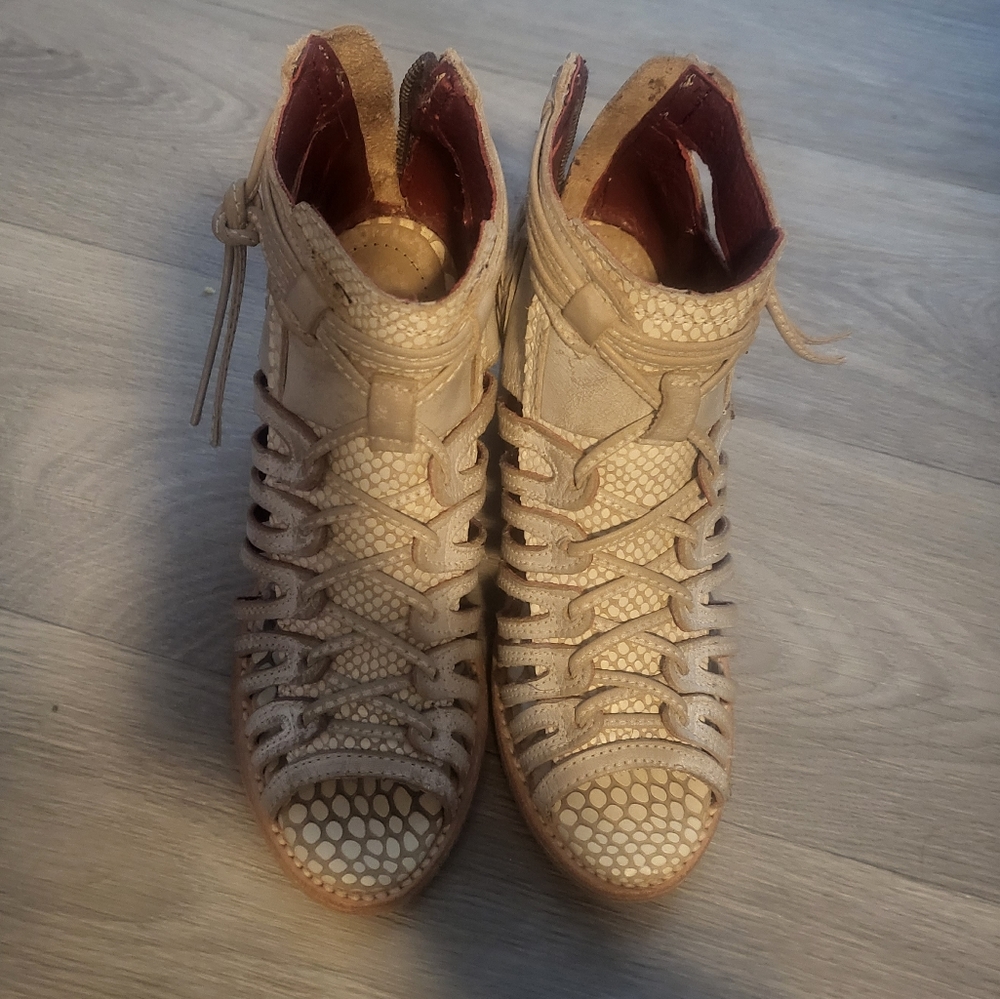 @tclay5 “ambassador” sold me these cat urine soaked Freebird Wazee, 6, beige